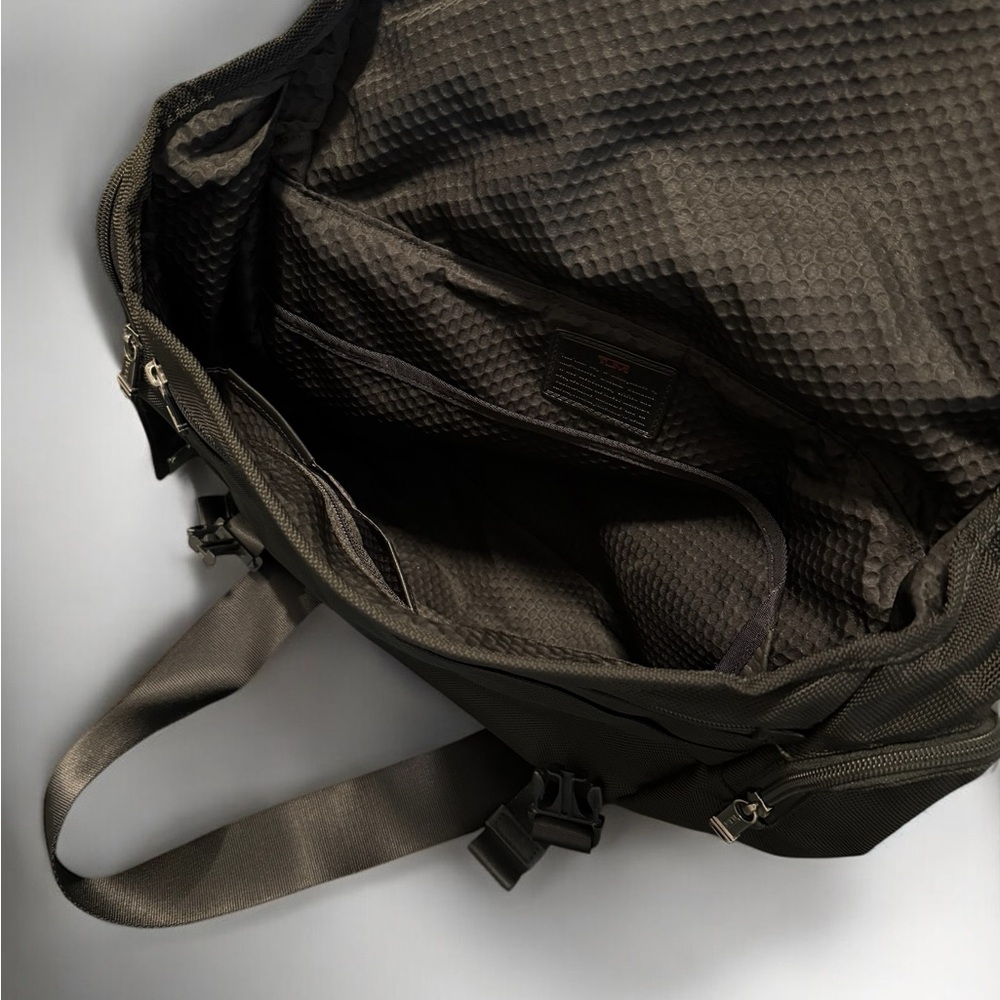 Tumi Alpha Deluxe Portfolio Messenger Bag - Picture 4 of 5